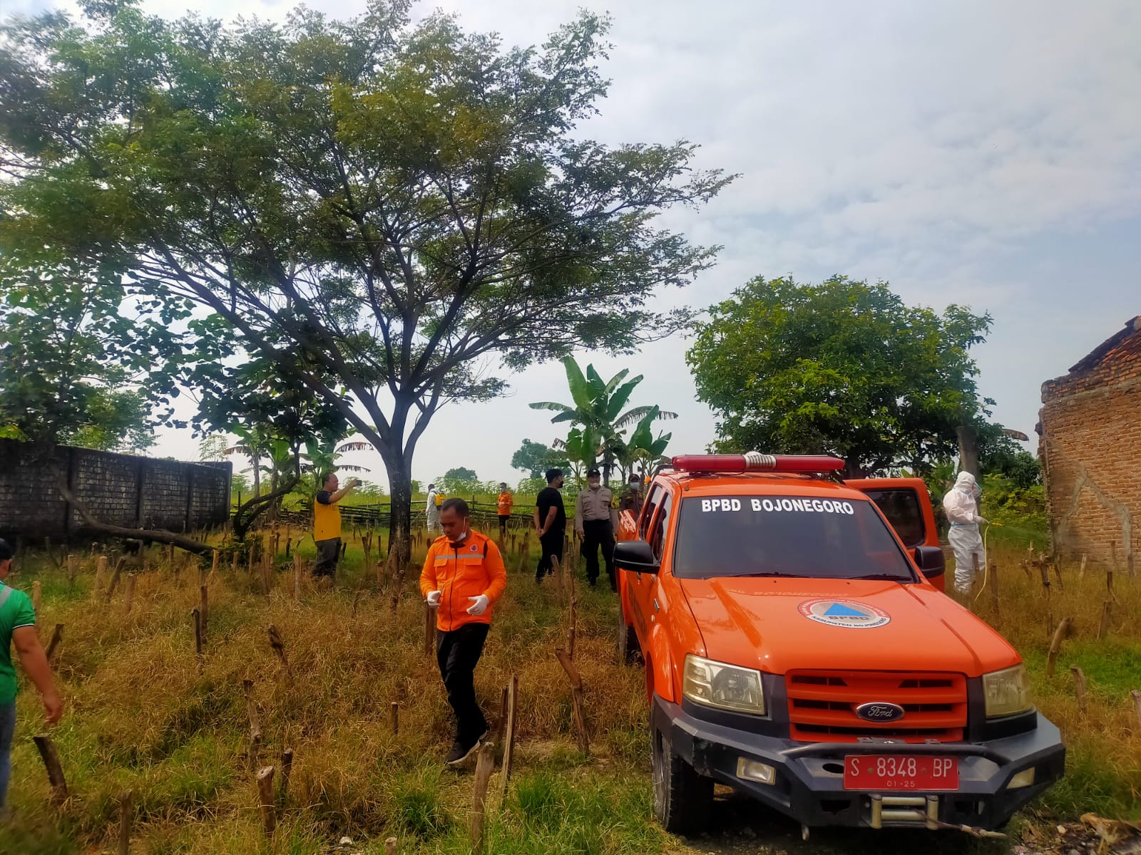 Penyemprotan Disenfektan Di Pasar Hewan Oleh BPBD Bojonegoro