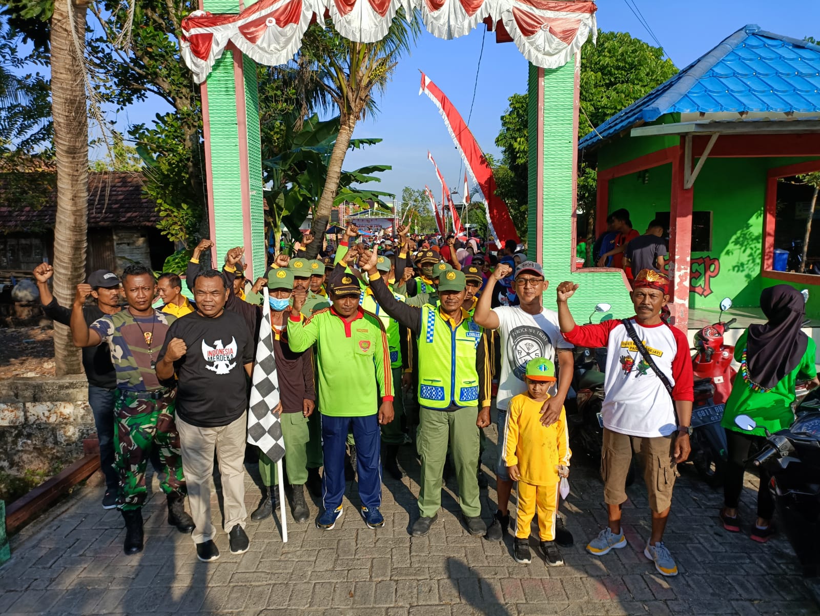 Meriahnya Jalan Sehat Dalam Rangka HUT RI ke- 77 Tahun Di Desa Dander