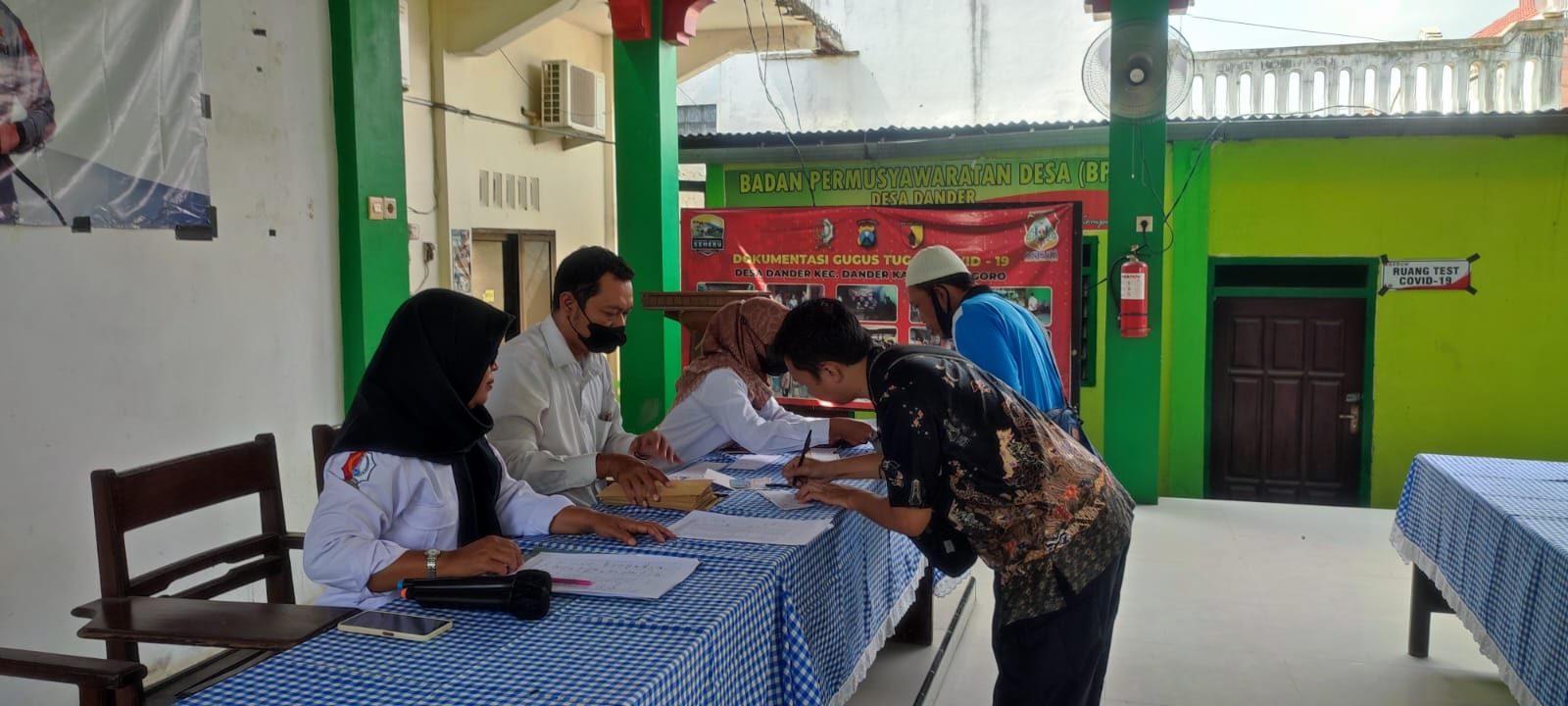 Penyaluran Insentif BKK RT-RW Bulan Juni Sampai Dengan Agustus Di Balai Desa Dander