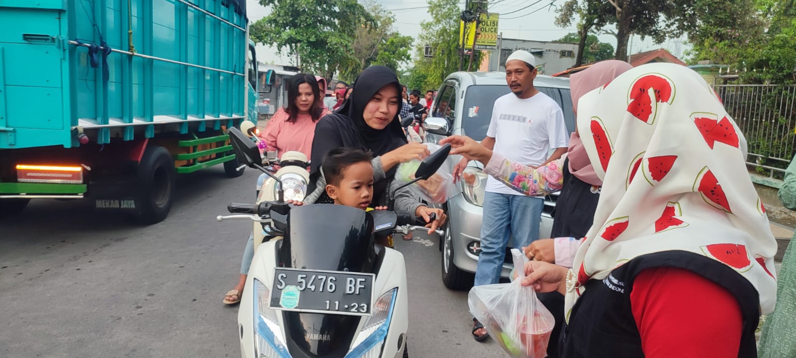 Berbagi Takjil PPS, Pantarlih dan Pemerintah Desa Dander