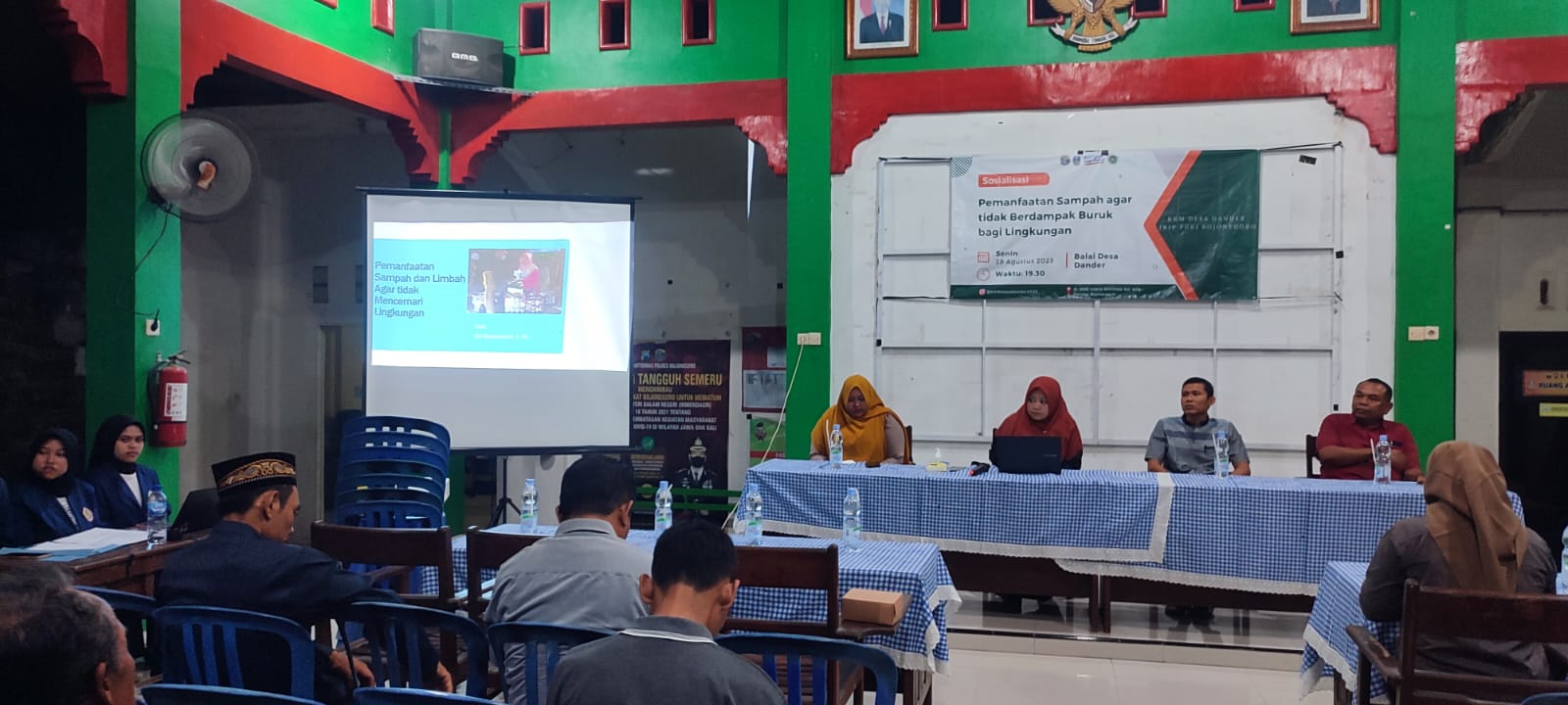 Sosialisasi Pengelolaan Sampah Di Desa Dander oleh Mahasiswa IKIP PGRI Bojonegoro