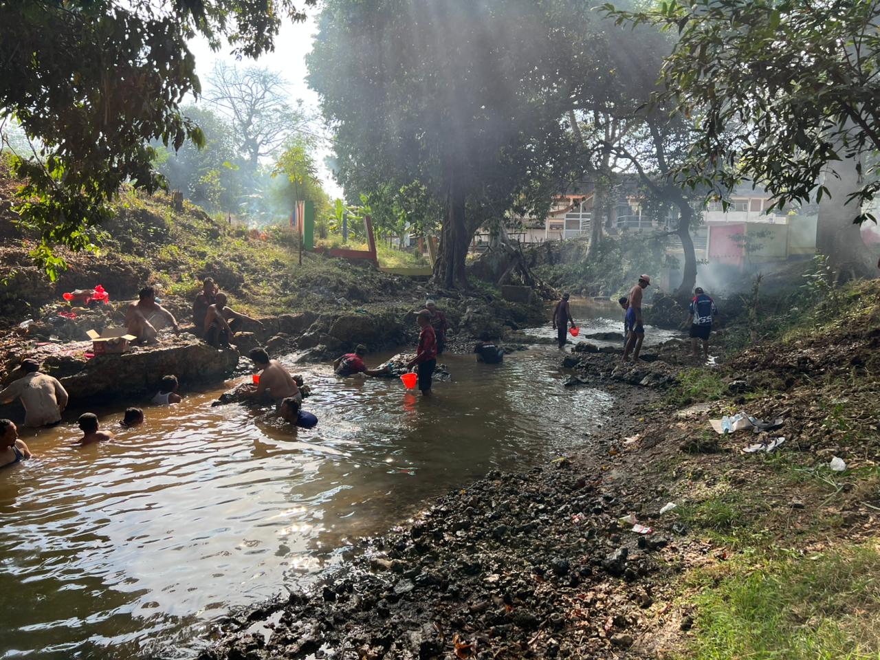 Ngebur Sumber Mata Air Dalam Rangka Menyambut Sedekah Bumi Desa Dander Tahun 2025
